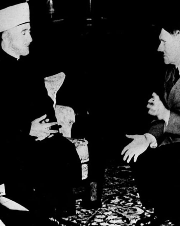 Amin al-Husseini und Adolf Hitler sitzen sich im November 1941 in der Reichskanzlei im Gespräch gegenüber.