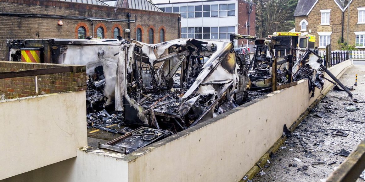 Ausgebrannte Rettungswagen eines jüdischen Rettungsdienstes in London nach einem Brandanschlag.